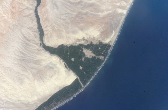 Цунами - снимок со спутника