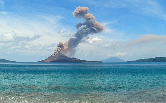 Цунами - последствие извержения вулкана