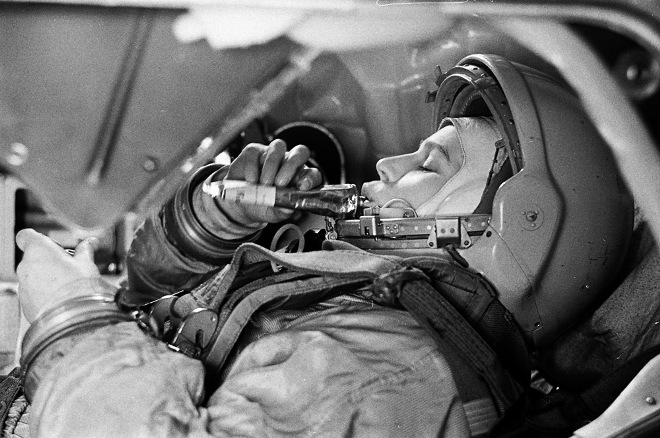 Первые космонавты: Терешкова пробует «космическую еду»