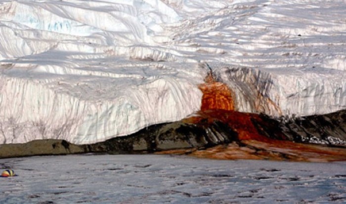 Необъяснимые явления на Земле: кровавый водопад в Антарктиде