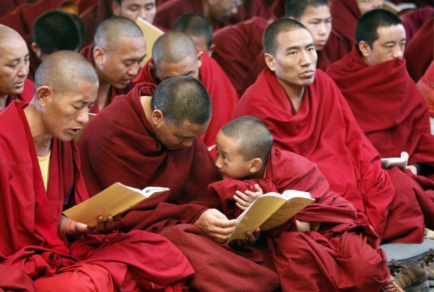 Тибетские монахи в бытовой жизни