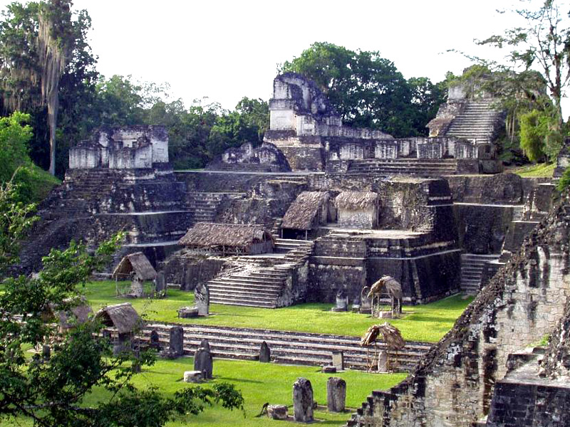 Пирамиды майя в Тикаль