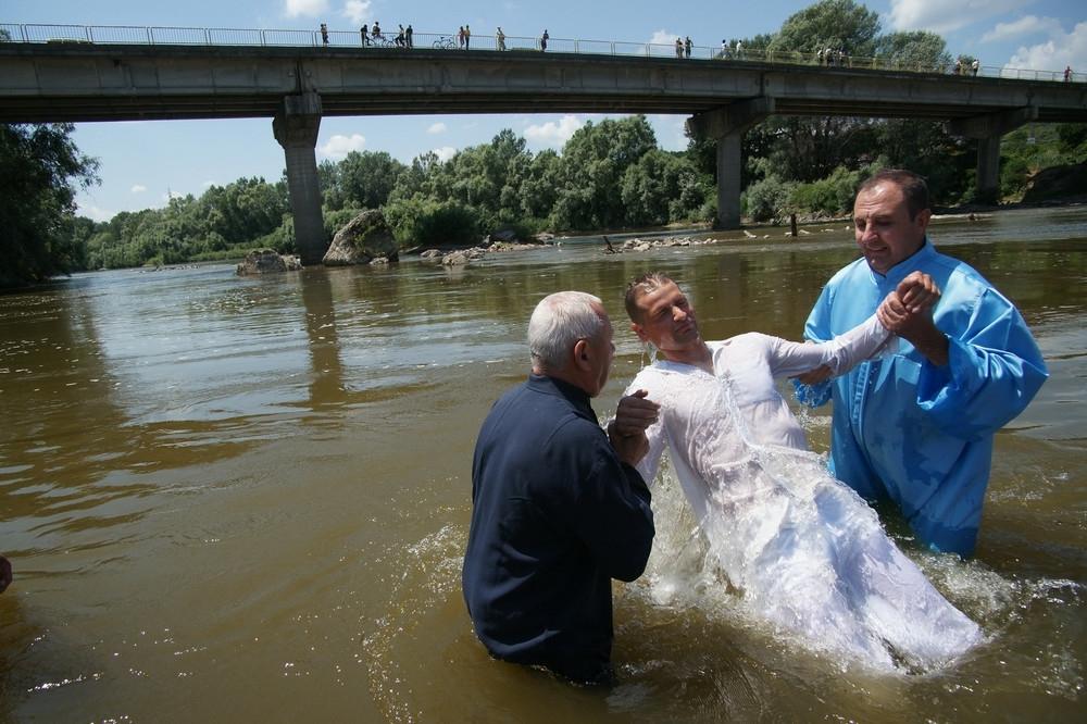 Водное крещение пятидесятников
