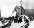 Первые космонавты: примерка костюма Гагариным