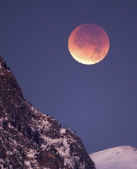Лунное затмение: обыденность для астрономов, радость для астрологов 