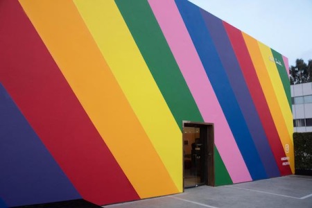 стена в цветах радуги в магазине Paul Smith в Лос-Анджелесе