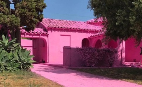 улица розовых домов в Лос-Анджелесе